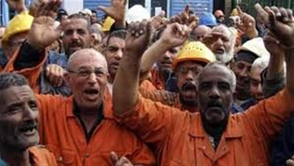 عمال السويس ينهون وقفتهم بعد وعد الإدارة تنفيذ مطالبهم عمال السويس ينهون وقفتهم بعد وعد الإدارة تنفيذ مطالبهم