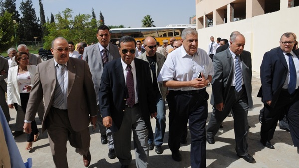 أهالى قرية «الدراكسة» في الدقهلية يستقبلون محلب بـ«الزغاريد» أهالى قرية «الدراكسة» في الدقهلية يستقبلون محلب بـ«الزغاريد»