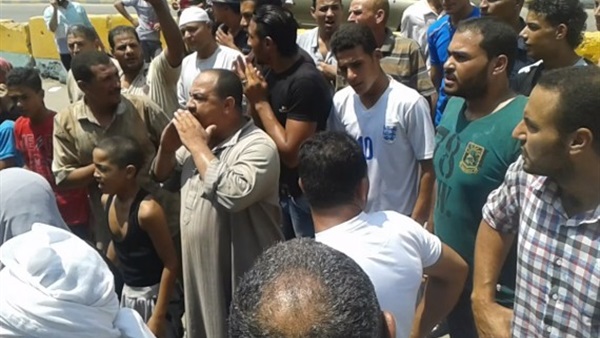 وقفة احتجاجية لأهالي الشرقية بعد رفض محلب مقابلتهم وقفة احتجاجية لأهالي الشرقية بعد رفض محلب مقابلتهم