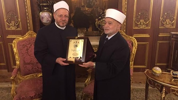 درع القدس لمفتي الجمهورية تقديرًا لدعمه القضية الفلسطينية درع القدس لمفتي الجمهورية تقديرًا لدعمه القضية الفلسطينية