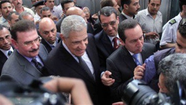 وزير النقل لـ«محلب»: لدينا خطة كاملة لتطوير أسطول القطارات العادية وزير النقل لـ«محلب»: لدينا خطة كاملة لتطوير أسطول القطارات العادية