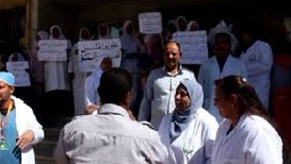 وقفة احتجاجية بمستشفى كفرالدوار  بسبب تأخر الحوافز 