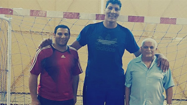 بالفيديو.. المصري «حمد فتحى».. أطول  لاعب يد فى العالم: مترين و25 سينتمر .. والصدفة قادته لعالم الشهرة