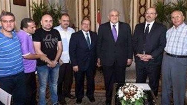 الحكومة تكافئ 3 موظفين لرفضهم رشوة بـمليون و400 ألف جنيه الحكومة تكافئ 3 موظفين لرفضهم رشوة بـمليون و400 ألف جنيه