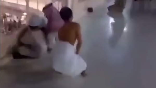 بالفيديو..حاج معاق يطوف حول الكعبة على يد واحدة بالفيديو..حاج معاق يطوف حول الكعبة على يد واحدة