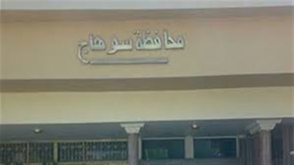 محافظة سوهاج تعاني من طوابير البنزين أمام محطات الوقود محافظة سوهاج تعاني من طوابير البنزين أمام محطات الوقود
