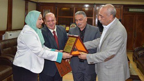 محافظ كفر الشيخ يكرم وكيلة وزارة التربية والتعليم محافظ كفر الشيخ يكرم وكيلة وزارة التربية والتعليم