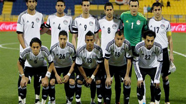المنتخب المصري بالزي الأبيض والتشادي بالزي الأحمر المنتخب المصري بالزي الأبيض والتشادي بالزي الأحمر
