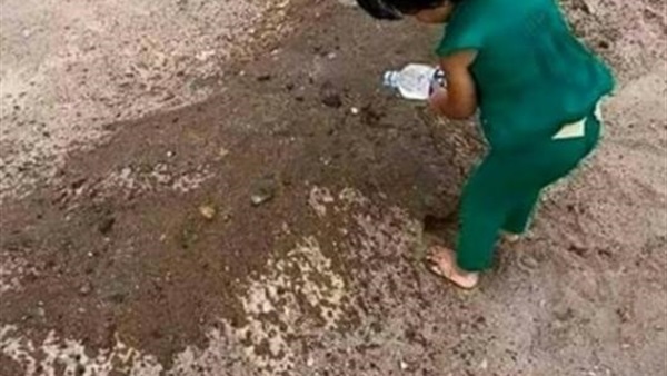طفلة ترش الماء على قبر والدها طفلة ترش الماء على قبر والدها