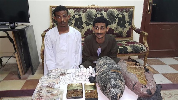 ضبط تجار مخدرات وبحوزتهم 22 لفافة بانجو بقنا ضبط تجار مخدرات وبحوزتهم 22 لفافة بانجو بقنا