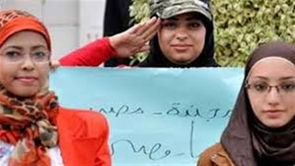 وقفه لـ «مجنده مصريه» لتجنيد الفتيات أمام جامعة القاهرة وقفه لـ «مجنده مصريه» لتجنيد الفتيات أمام جامعة القاهرة
