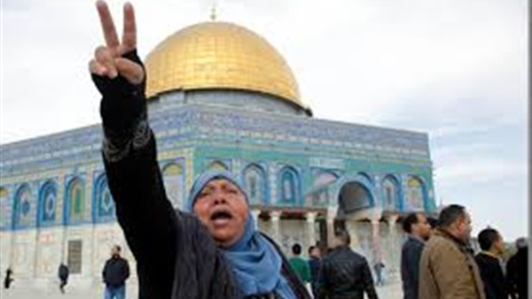 فلسطينيات يعتصمن أمام "الأقصى" اعتراضا على منع دخولهن فلسطينيات يعتصمن أمام "الأقصى" اعتراضا على منع دخولهن