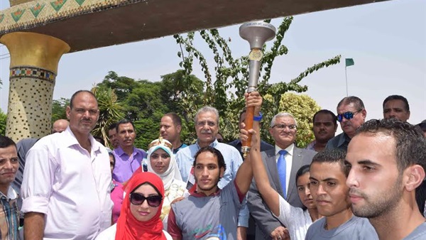 بالصور..محافظ المنيا يشهد انطلاق شعلة  أسبوع شباب الجامعات العاشر 