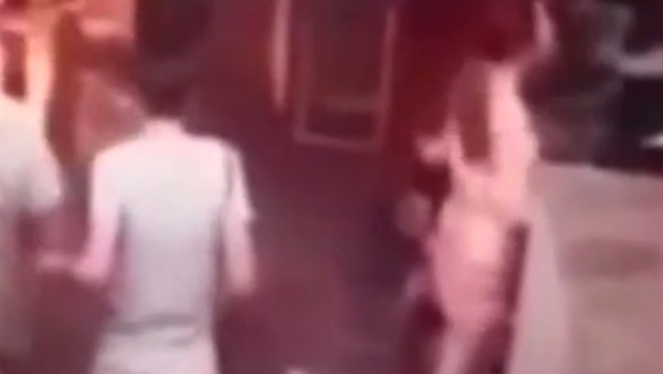 بالفيديو..فتاة تتعرى بالكامل لرفض صديقها شراء هاتف لها  