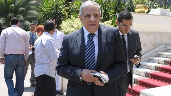 محلب يلتقط صور تذكارية  مع طلاب المنح الخارجية 
