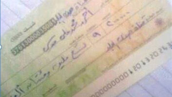 نشطاء يتداولون صورة لراتب أحمد موسى 
