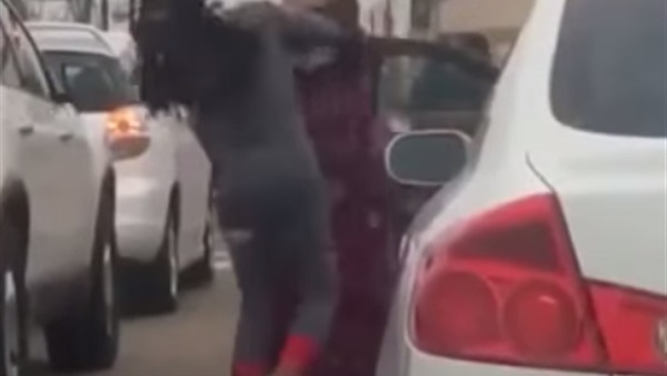 بالفيديو.. امرأة تلقن فتاة «علقة» ساخنة  