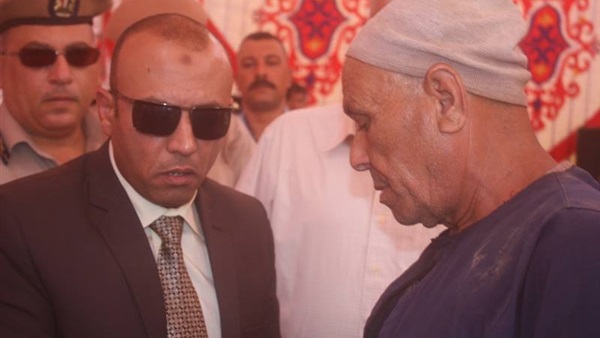 بالصور..محافظ المنوفية يشيع جثمان شهيد سمادون بالصور..محافظ المنوفية يشيع جثمان شهيد سمادون