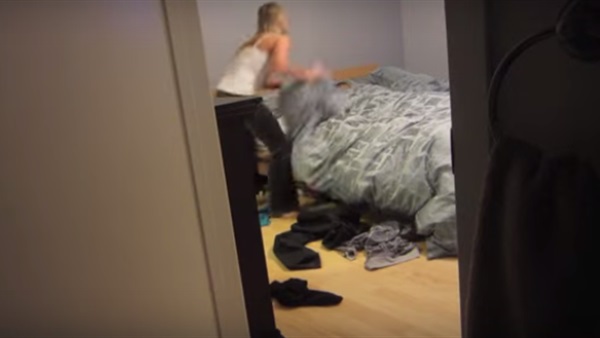 بالفيديو.. سيدة تخون زوجها مع دمية  