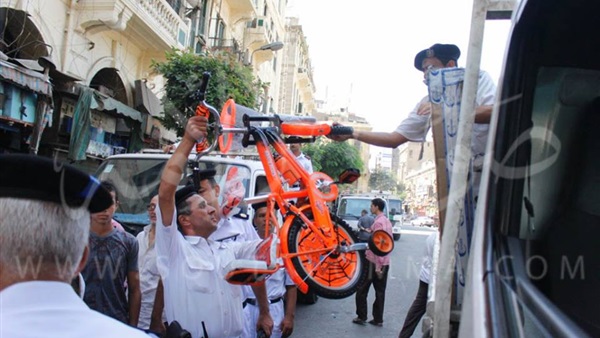 بالصور.. حملة لإزالة الإشغالات بمنطقة العتبة  