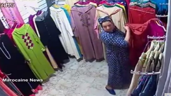 بالفيديو.. امرأة تسرق عباية من أحد محلات الملابس  