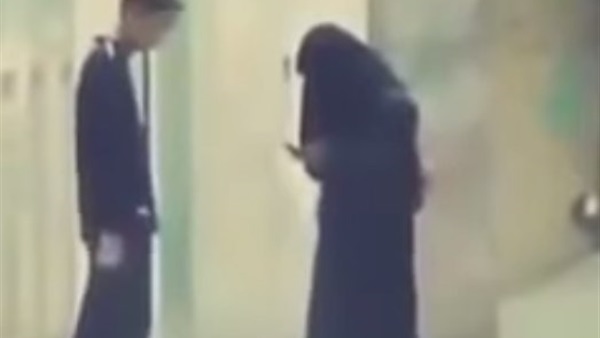 بالفيديو.. شاهد كيف سرقت فتاة منتقبة هاتف شاب  