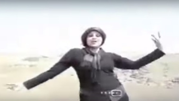 وصلة رقص مثيرة لفتاة ايرانية  