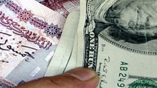 المركزي المصري يخفض سعر الجنيه 10 قروش والدولار يقفز بالسوق الموازية المركزي المصري يخفض سعر الجنيه 10 قروش والدولار يقفز بالسوق الموازية