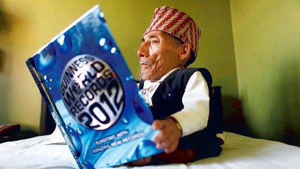 دفن ودانغي «أصغر » رجل في العالم بعد شهر وثلاثة أيام من وفاته 