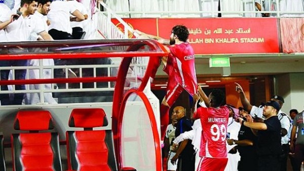 بالفيديو.. لاعب لخويا يحاول الاعتداء على جمهور الهلال بالفيديو.. لاعب لخويا يحاول الاعتداء على جمهور الهلال