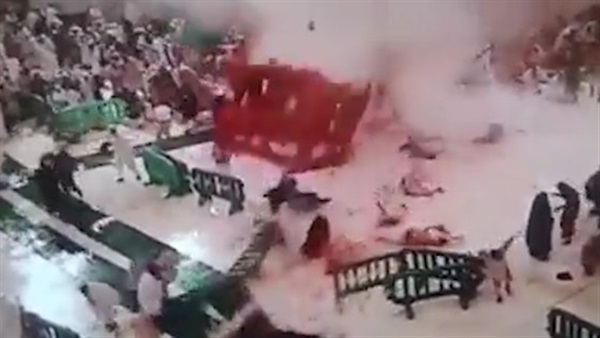 فيديو صادم.. لحظة سقوط رافعة  البناء داخل الحرم المكي +18 