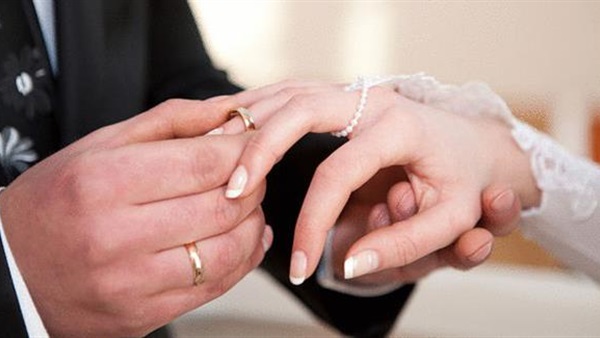 تزويج رجل وامرأة في إندونيسيا للقائهما بعد التاسعة مساء تزويج رجل وامرأة في إندونيسيا للقائهما بعد التاسعة مساء