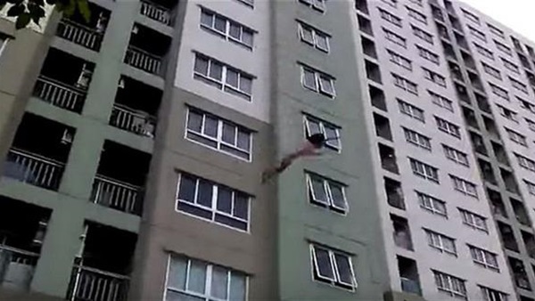 بالفيديو.. لحظة قفز امرأة من الطابق السادس عشر  