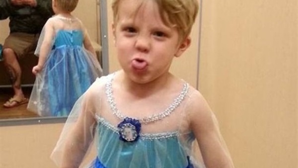 طفل يرتدى زى الأميرة «إلسا» يثير مواقع التواصل الاجتماعى   
