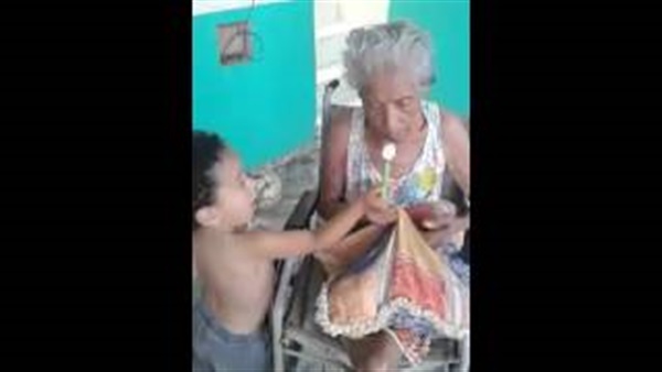 بالفيديو.. طفل يطعم جدته يشعل مواقع التواصل