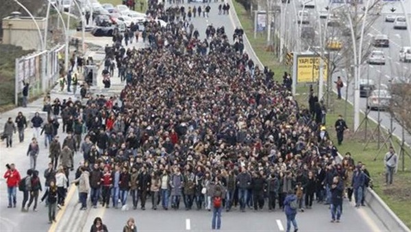 اليوم.. مسيرة إخوانية في تركيا تحرض للهجوم على مصر اليوم.. مسيرة إخوانية في تركيا تحرض للهجوم على مصر