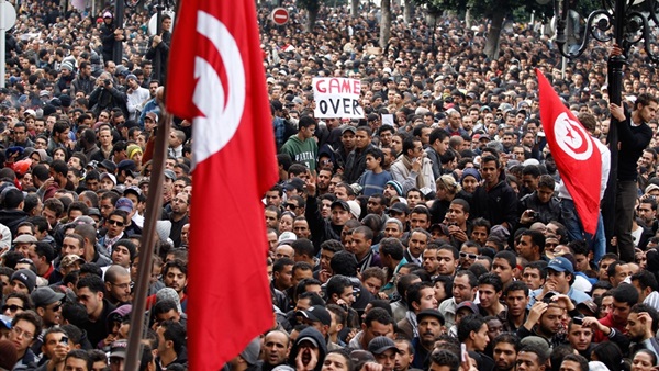 الشعب التونسي ينتفض على «ثورة البوعزيزي».. صعقة كهربائية لعاطل تطلق شرارة الغضب بتونس.. تظاهر الآلاف خارج مقار الحكومة.. إمتدادها للعاصمة والمحافظات المحيطة الشعب التونسي ينتفض على «ثورة البوعزيزي».. صعقة كهربائية لعاطل تطلق شرارة الغضب بتونس.. تظاهر الآلاف خارج مقار الحكومة.. إمتدادها للعاصمة والمحافظات المحيطة