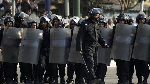 انتشار أمنى مكثف بمطار الأقصر لتأمين مغادرة الرئيس الصيني انتشار أمنى مكثف بمطار الأقصر لتأمين مغادرة الرئيس الصيني