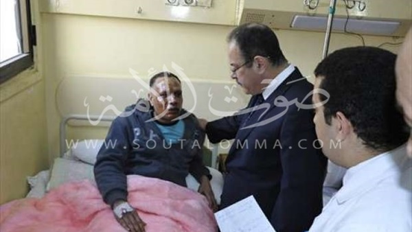 بالصور.. وزير الداخلية يزور مصابي حادث «الهرم»