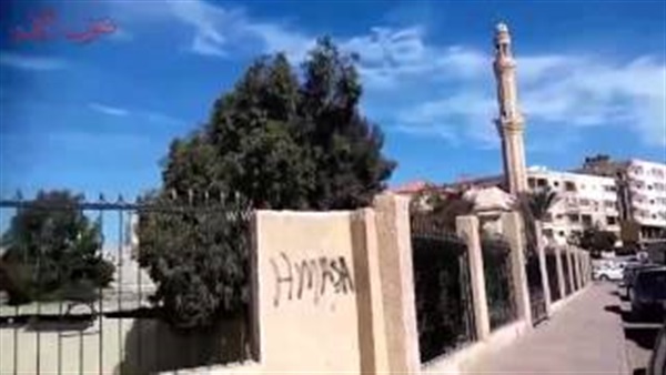 بالفيديو.. تعليق لافتة «ضريبة ملاهى» على مسجد بالغردقة 