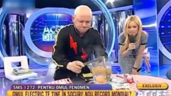 بالفيديو.. رجل ينتج الكهرباء من جسمه ليطهي الأطعمة