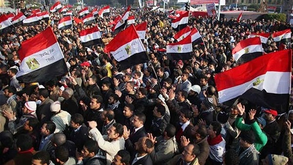 شرطة القليوبية توزع الأعلام على المواطنين احتفالًا بذكرى ثورة 25 يناير