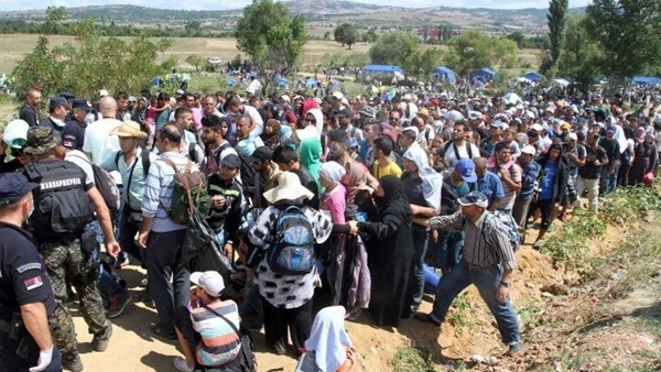 السلطات المقدونية تعيد فتح الحدود أمام المهاجرين