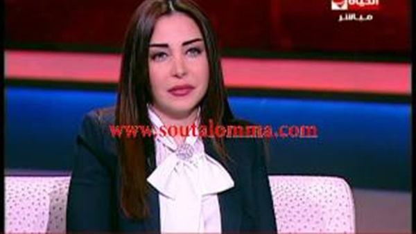 بالفيديو.. لبنى عسل تبكى علي الهواء تأثرًا بأحد الشهداء