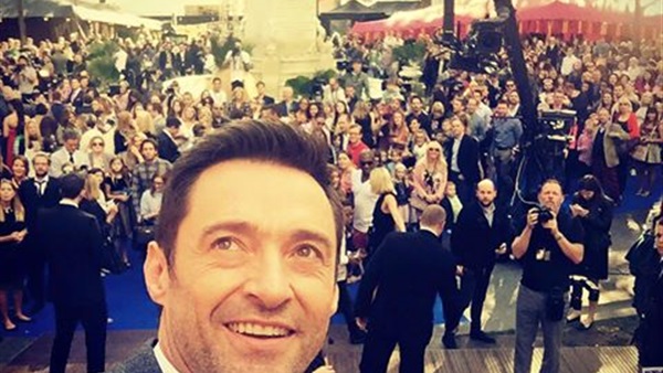 هيو جاكمان يلتقط سيلفي مع جمهوره في العرض الأول لفيلمه الجديد «بان»   هيو جاكمان يلتقط سيلفي مع جمهوره في العرض الأول لفيلمه الجديد «بان»