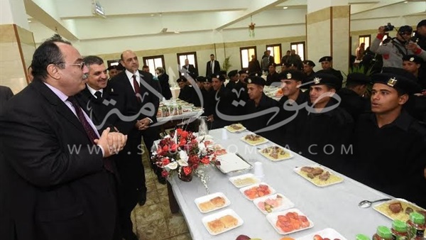 بالصور.. محافظ الإسكندرية يزور معسكر الأمن المركزي