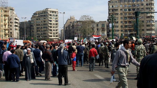 عشرات المواطنيين بالتحرير: الجيش والشعب والشرطة إيد واحدة عشرات المواطنيين بالتحرير: الجيش والشعب والشرطة إيد واحدة