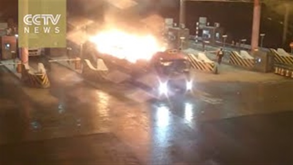 بالفيديو.. اشتعال شاحنة على الطريق بالفيديو.. اشتعال شاحنة على الطريق