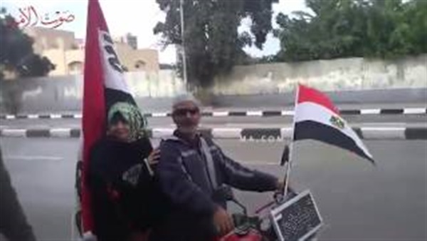 بالفيديو.. مواطن يجوب شوارع القاهرة بأغاني وطنية بالفيديو.. مواطن يجوب شوارع القاهرة بأغاني وطنية