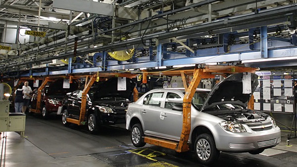 انخفاض الإنتاج الصناعي للسيارات بروسيا لـ27.7 % خلال 2015